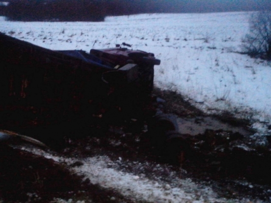 Фотофакт: на трассе Шимск – Невель «МАЗ» оказался в кювете - 2016-12-06 17:00:00 - 1