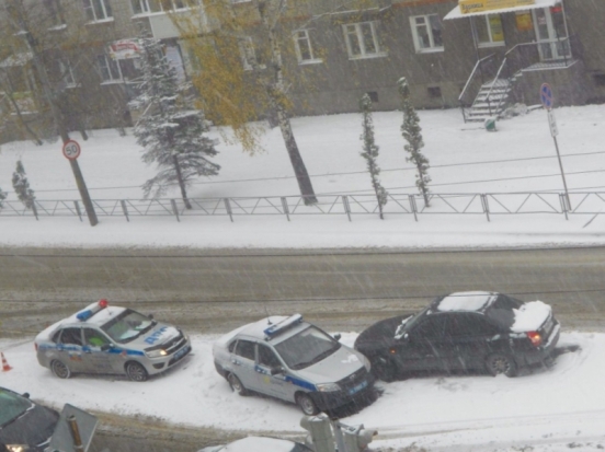 В стоящий автомобиль вневедомственной охраны въехала автомобилистка на летней резине: подробности утреннего ДТП в Великих Луках (ФОТО) - 2016-11-02 15:12:00 - 1