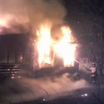 На улице Ветеранов войны в Острове тушили пожар в нежилом здании - 2016-10-21 06:13:00 - 1