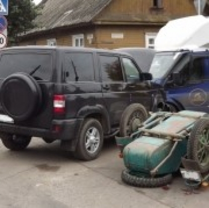 Два автомобиля и мотоцикл попали в ДТП на улице Карла Маркса в Гдове - 2016-10-02 12:19:00 - 1