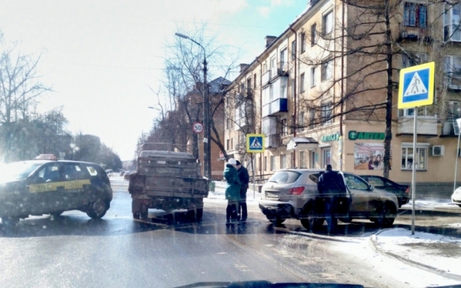 ФОТОфакт: авария с участием такси на Октябрьском проспекте в Великих Луках - 2017-02-22 15:11:00 - 1
