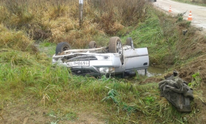 В опрокинувшемся автомобиле 1 человек погиб, ещё 1 ранен: ДТП в Псковской области (ФОТО) - 2017-10-29 16:51:00 - 1