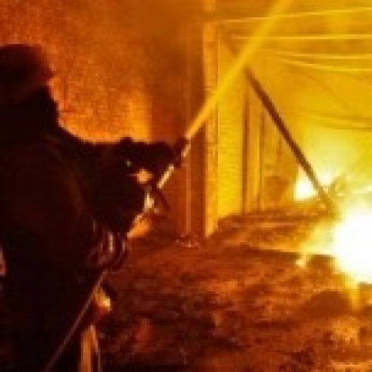 13 пожарных тушили возгорание в производственном помещении в деревне Стремутка Псковского района - 2016-12-15 07:51:00 - 1