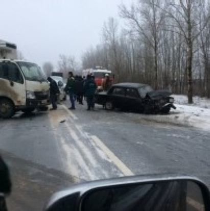 Грузовик и легковушка столкнулись в Заручевье Псковского района - 2016-12-17 13:13:00 - 1