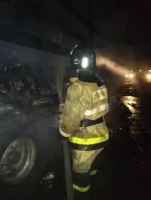 На улице Гоголя в Великих Луках огнем поврежден автомобиль - 2017-10-09 22:06:00 - 1