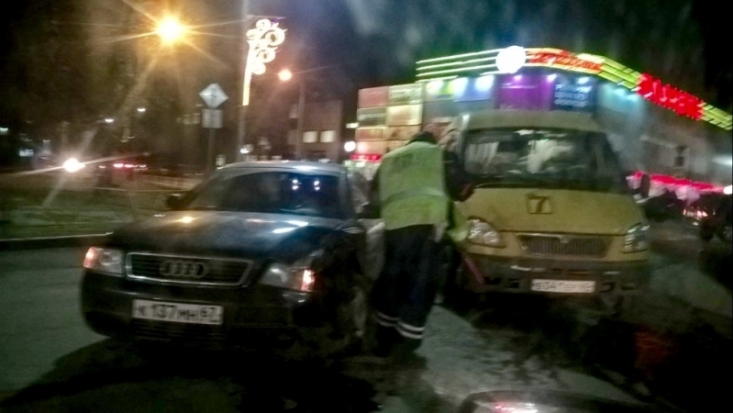 Авария у ТЦ «Планета»: «Ауди» vs маршрутка (ФОТО) - 2016-11-21 17:58:00 - 1