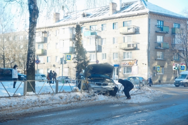 «BMW X3» снес ограждение на проспекте Гагарина в Великих Луках (ФОТО) - 2017-01-20 13:17:00 - 1