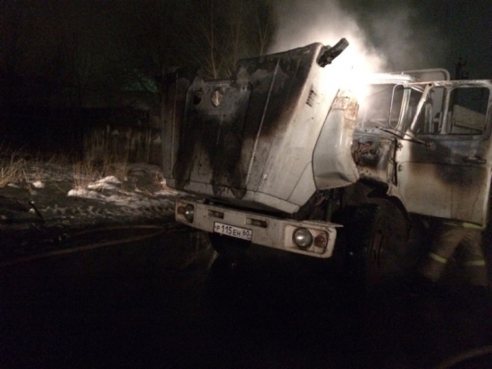 В Великих Луках подожгли «ЗИЛ» (ФОТО) - 2016-12-20 09:53:00 - 1
