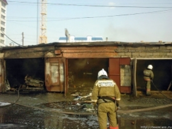 Три пожарных расчета выезжали на возгорание в гаражах в Пскове - 2017-04-21 06:01:00 - 1
