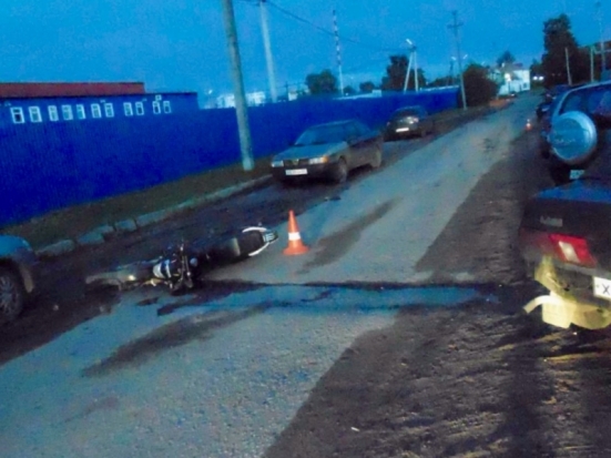 Пьяный мотоциклист, врезавшийся в стоящий автомобиль в Великих Луках, в результате ДТП получил травму мозга (ФОТО) - 2017-06-15 16:43:00 - 1