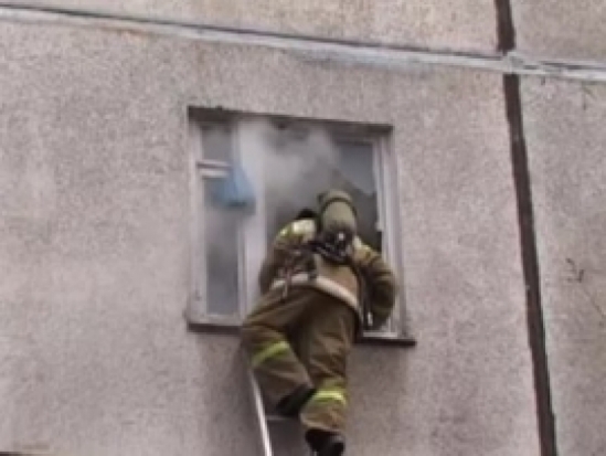 В Великих Луках три пожарных расчета тушили пожар в квартире - 2017-10-01 12:30:00 - 1