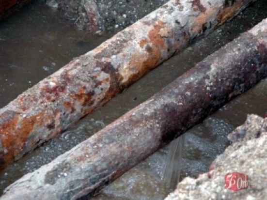 97 домов в Великих Луках остались без воды из-за прорыва трубы - 2017-01-02 16:48:00 - 1