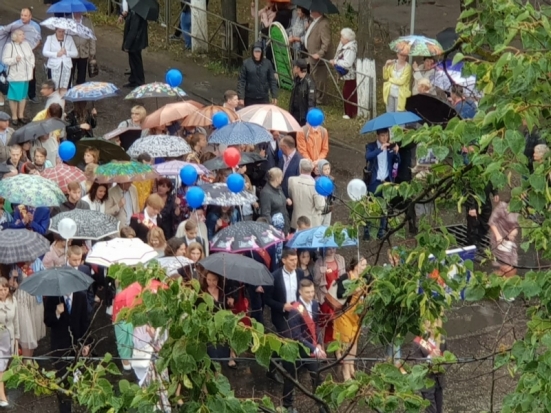 ФОТО: второй год подряд великолукским выпускникам сильно не везёт с погодой - 2018-06-23 20:47:00 - 1
