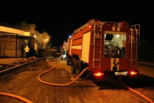 Восемь огнеборцев тушили возгорание торгового павильона в Пскове - 2016-10-16 08:31:00 - 1