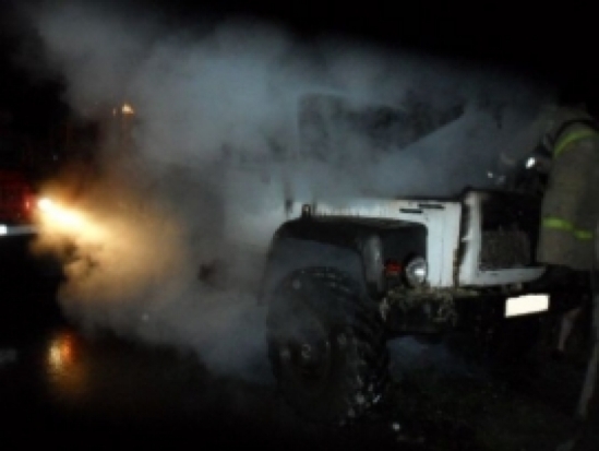 На 176 километре трассы Р-23 в Плюсском районе огнем поврежден грузовой автомобиль - 2017-03-01 06:22:00 - 1