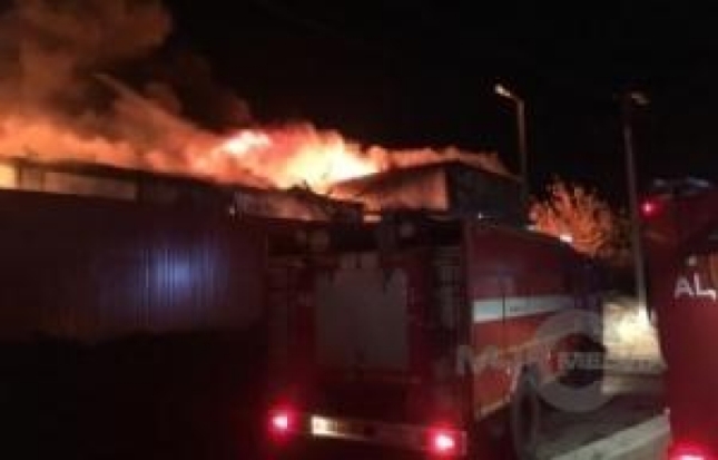 Более 400 человек и свыше 50 единиц участвуют в тушении пожара на вещевом рынке в Ростове-на-Дону - 2017-10-09 08:43:00 - 1