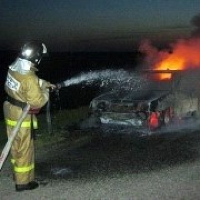 На улице Пискарева в Великих Луках ночью тушили возгорание легкового автомобиля - 2016-10-28 07:07:00 - 1