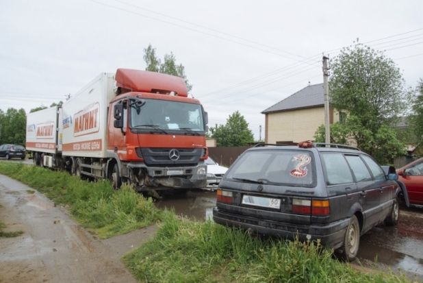 ФОТО: в Великих Луках «магнитовская» фура столкнулась с легковушкой - 2018-05-22 16:13:00 - 1