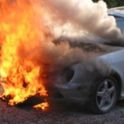 Горящий автомобиль в Пскове тушили 11 пожарных - 2017-02-02 17:55:00 - 1