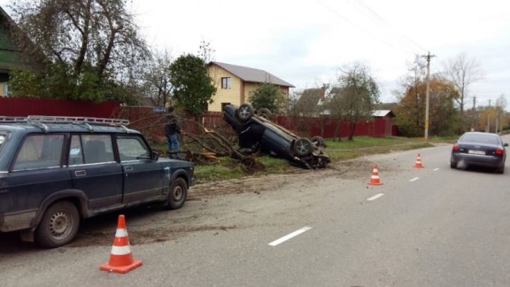 «Субару» на крыше, автомобилистка в больнице: ДТП в Великих Луках (ФОТО) - 2016-10-11 10:25:00 - 1