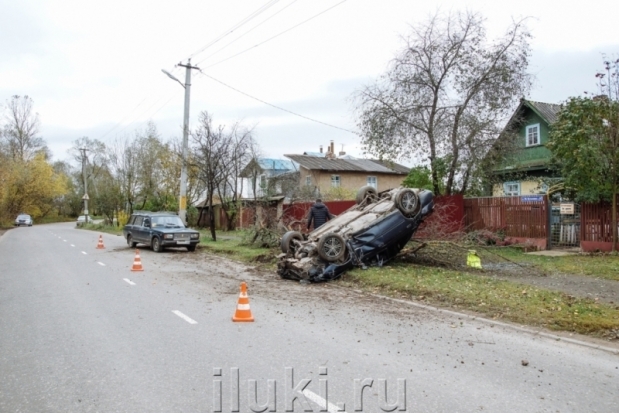 Великолучанке, «Субару» которой оказался на крыше, повезло - 2016-10-11 15:39:00 - 1