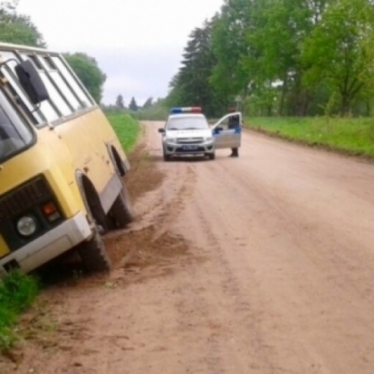 Водитель автобуса, попавшего этим утром в ДТП в Куньинском районе, не справился с управлением (ФОТО) - 2017-05-30 14:58:00 - 1