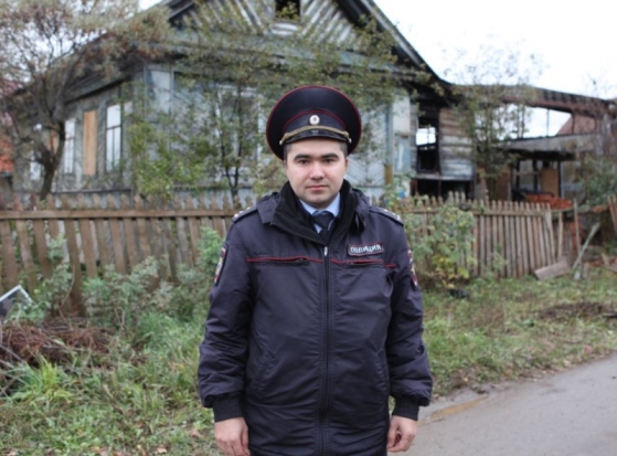 Полицейский спас из горящего дома семью с двумя детьми - 2016-10-14 16:21:00 - 1