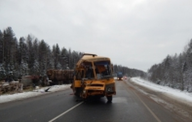 По факту ДТП с участием школьного автобуса и лесовоза в Республике Коми возбуждено уголовное дело - 2017-10-30 08:53:00 - 1