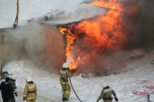 Восемь огнеборцев тушили возгорание сарая в Пскове - 2017-02-07 20:11:00 - 1