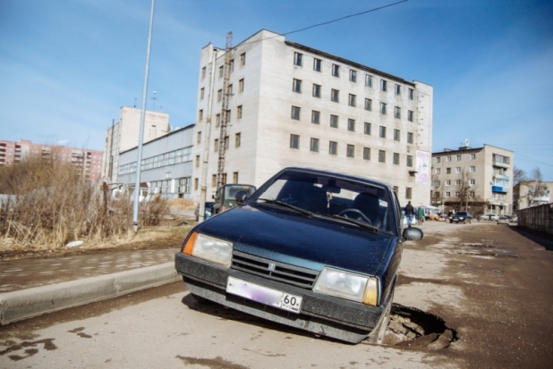 Асфальт провалился под автомобилем великолучанки прямо во время движения (ФОТО) - 2017-03-17 13:48:00 - 1