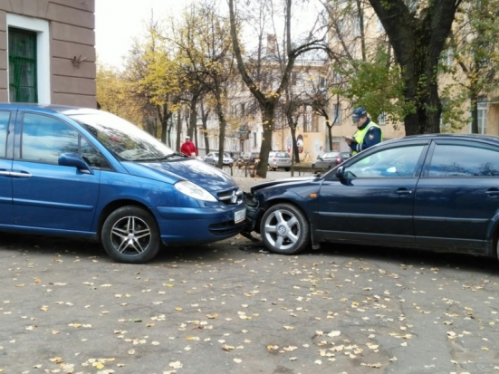 Фотофакт: необычное тройное ДТП в Великих Луках - 2016-10-11 13:34:00 - 1