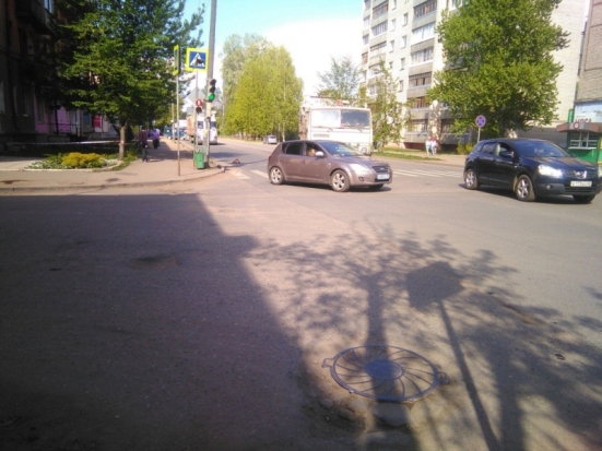 В Великих Луках на перекрестке Первомайская - Октябрьский авария (ФОТО) - 2018-05-08 15:50:00 - 1