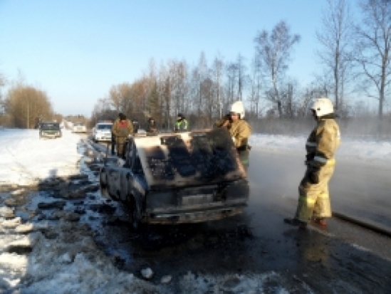 На улице Молодежной в Новоржеве загорелся автомобиль - 2017-01-06 16:23:00 - 1