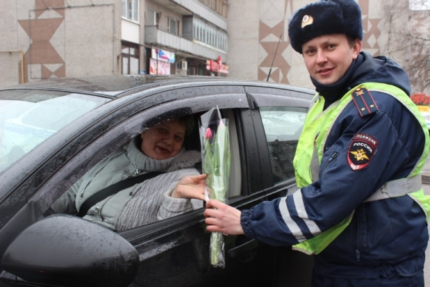 8 марта великолукские автомобилистки получили от сотрудников ГИБДД цветы (ФОТО) - 2017-03-09 08:45:00 - 1