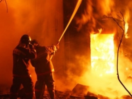 Четырнадцать огнеборцев тушили возгорание дачи в Псковском районе - 2016-10-18 06:50:00 - 1