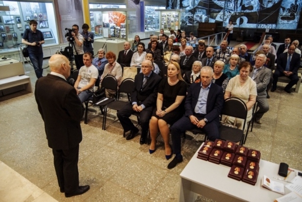 В Великих Луках вручили юбилейные медали, приуроченные к Дню Победы - 2018-05-07 17:11:00 - 1