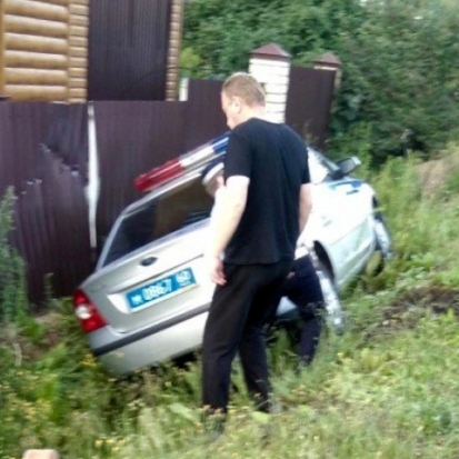В Новосокольниках патрульный автомобиль ГИБДД оказался в кювете (+фото) - 2017-07-31 15:10:00 - 1