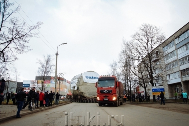 Проезд 220-тонного автопоезда через центральный перекресток Великих Лук, Октябрьский – Ленина (ВИДЕО) - 2017-11-23 16:32:00 - 1