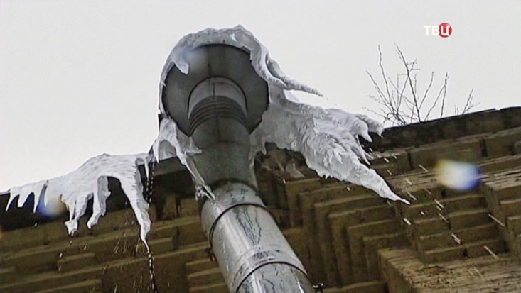 В Тульской области упавшая с крыши дома наледь убила женщину - 2017-02-19 13:08:00 - 1