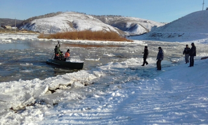 Полицейские спасли школьников, оказавшихся на острове посреди реки (ФОТО) - 2016-10-27 09:35:00 - 1