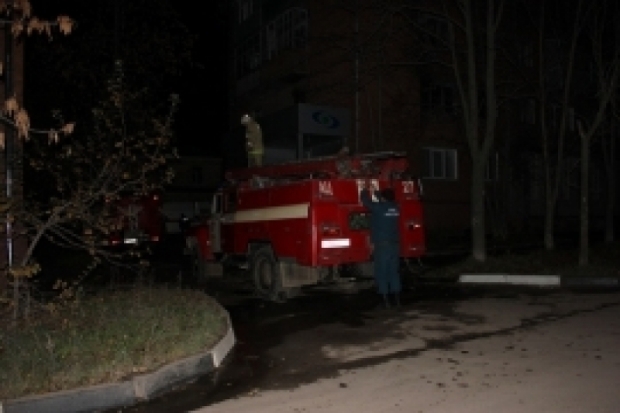 На улице Меллиораторов в Невеле шесть огнеборцев тушили возгорание в многоквартирном жилом доме - 2016-10-12 06:30:00 - 1