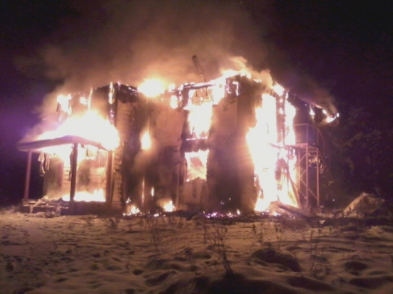 Сгорело здание обители милосердия Новомучеников и Исповедников Российских в Плюсском районе Псковской области (ФОТО) - 2016-11-11 06:17:00 - 1