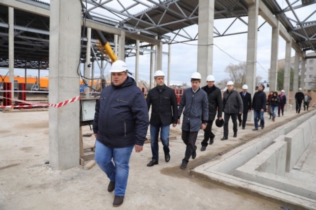 Строительство физкультурно-оздоровительного комплекса в Великих Луках идет по графику - 2017-10-23 06:13:00 - 1
