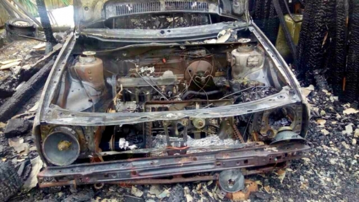 ФОТО с места происшествия: в Великих Луках сгорели гараж и «Фольксваген», еще один гараж и автомобиль повреждены огнем - 2017-02-19 20:47:00 - 1