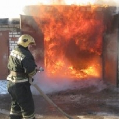 8 пожарных тушили возгорание в гараже на улице Труда в Пскове - 2016-12-11 18:01:00 - 1