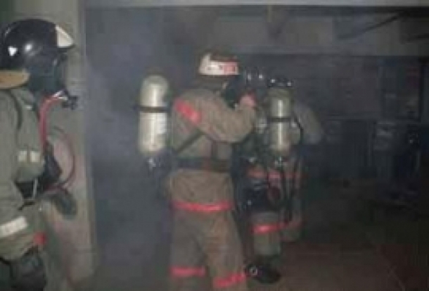 В Пскове семнадцать огнеборцев тушили возгорание в жилом доме - 2017-04-11 06:50:00 - 1
