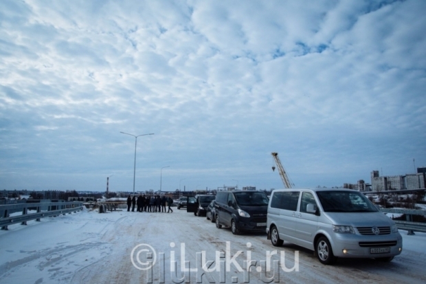 ФОТОфакт: по великолукскому путепроводу уже ездят. Но не все - 2018-03-06 17:28:00 - 1