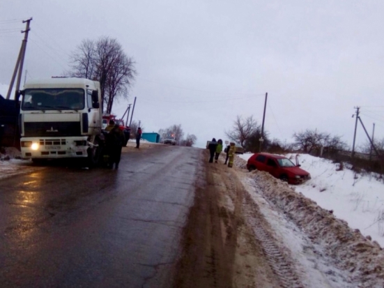 После столкновения с великолучанкой на «Гольфе» у «МАЗа» оторвало полуприцеп (ФОТО) - 2017-01-24 21:12:00 - 1