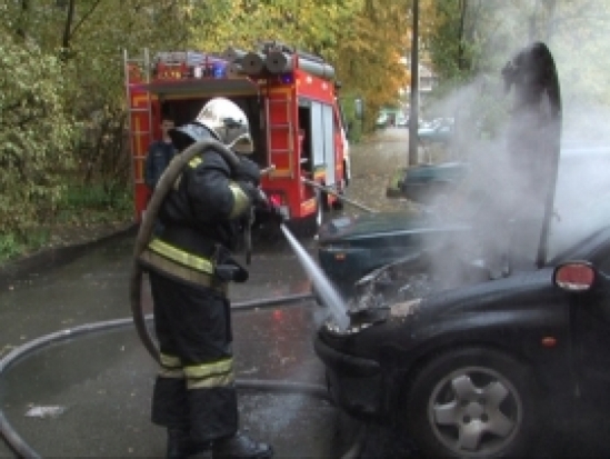 Два пожарных расчета тушили возгорание автомобиля в Великих Луках - 2017-10-15 19:52:00 - 1