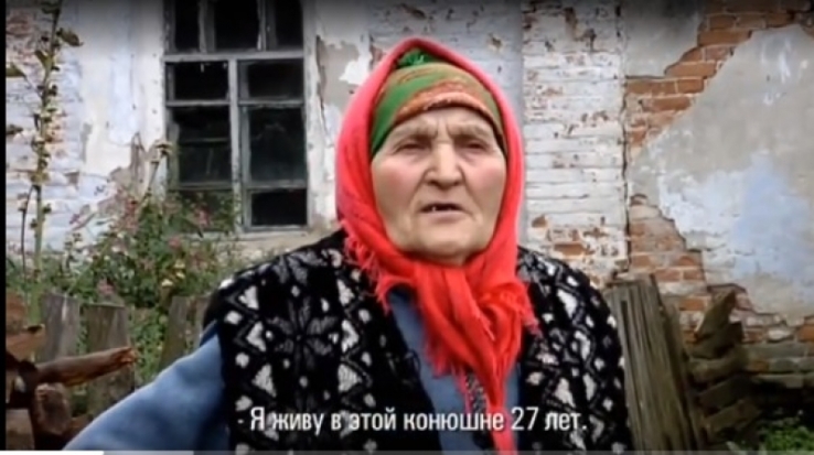 Глава поселния в Брянской области предложил двум пожилым женщинам, которые живут в заброшенной конюшне, переехать в заброшенную школу - 2017-10-17 08:56:00 - 1